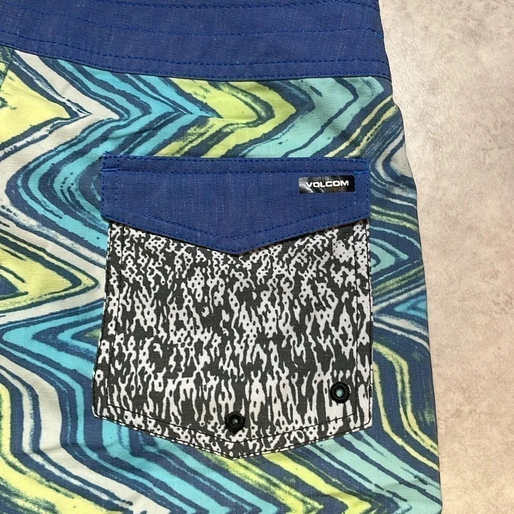 Volcom men’s board shorts blue/gray. Size 28.